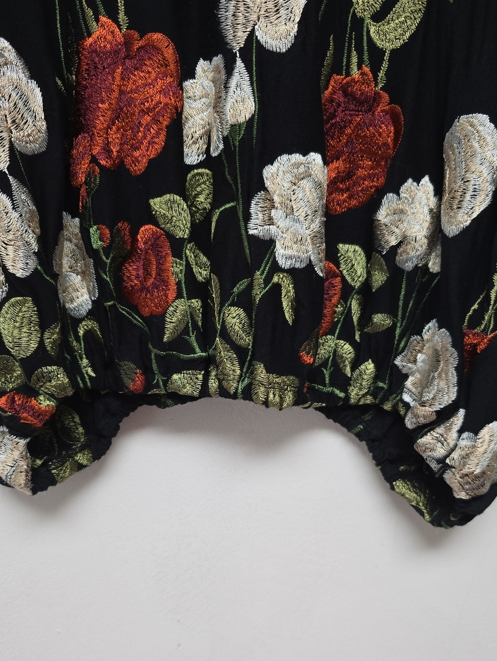 Akemi + Kin Anthropologie Top Blouse Size XS/S Floral Embroidered Black Relaxed - Picture 6 of 12